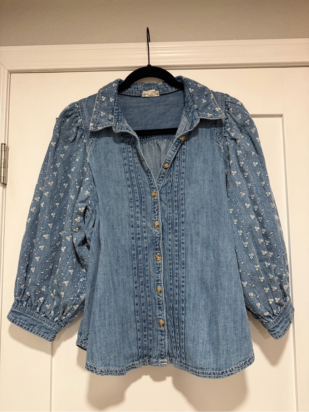 Pilcro Bella Femme Denim Buttondown Top size M